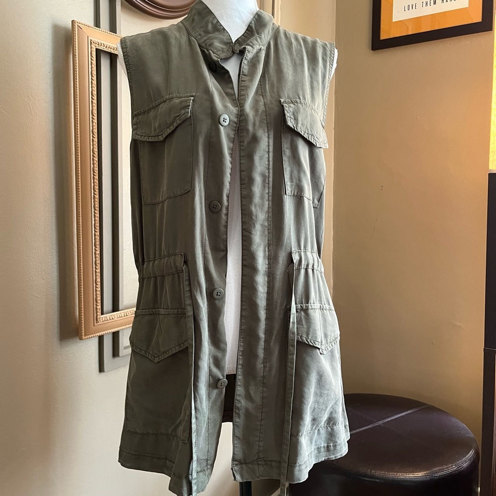 Mossimo cargo vest. NWOT. Size M. Army green. Button front. Tie waist.